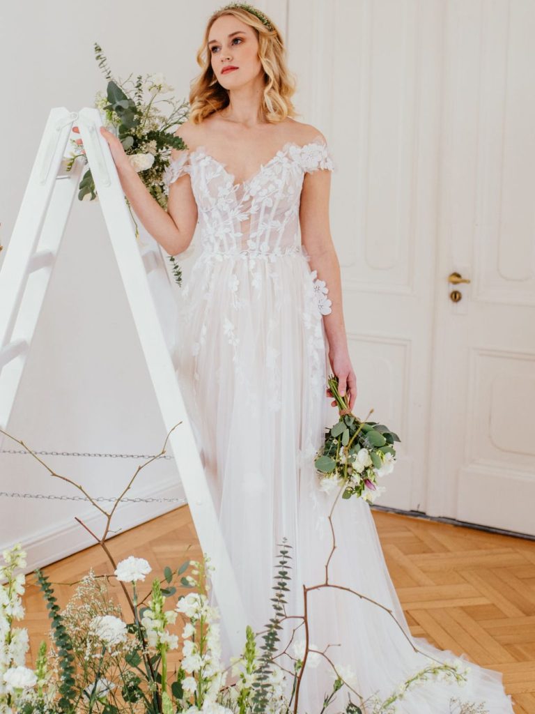 Schlichte, elegante Hochzeitskleid mit Spitze und schmalem Schnitt, helle Farbtöne von BIANCO EVENTO.