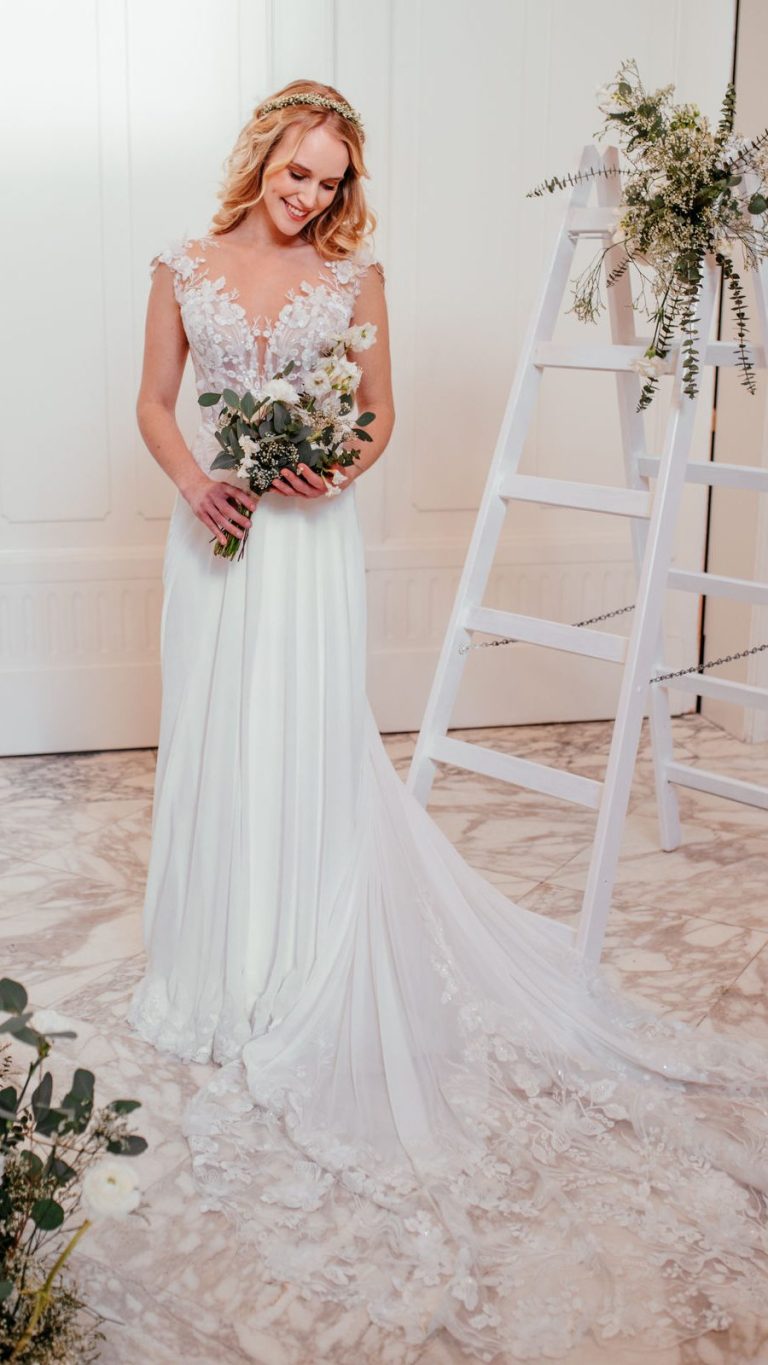 Weißes, schulterfreies Kleid von küssdiebraut mit fließendem Rock, von hinten betrachtet.