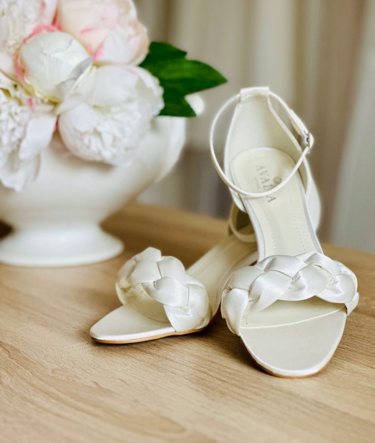 Stickrahmen mit individueller Beschriftung von Wedding Embroidery und zwei Eheringen aus Spitze.